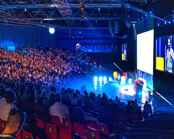 Conférence avec intervenant de l'agence Premium Communication