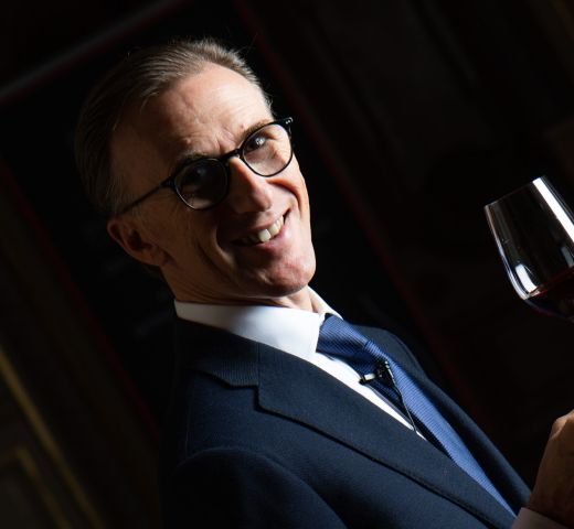 Grand œnologue lors d'un événement culinaire