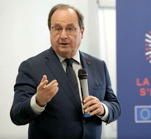 Conférence sur la politique et la société avec François Hollande