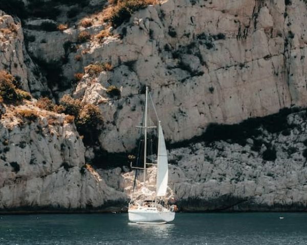 Voilier accueillant un séminaire d'entreprise dans les Calanques de Marseille
